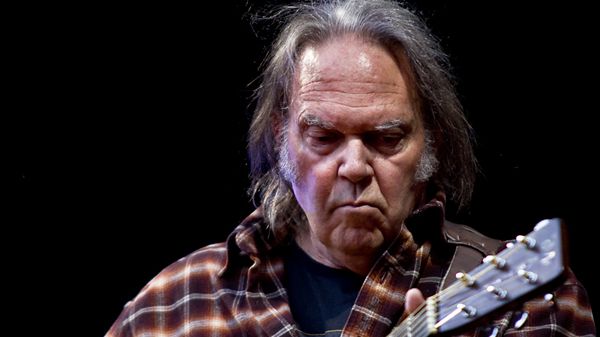 Neil Young neuspěl s žádostí o americké občanství, protože kouří marihuanu